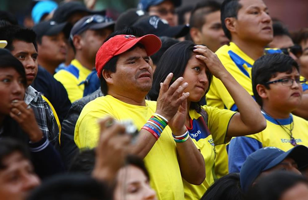 Simpatizantes de la selección de fútbol de Ecuador observan el partido. Foto: EFE