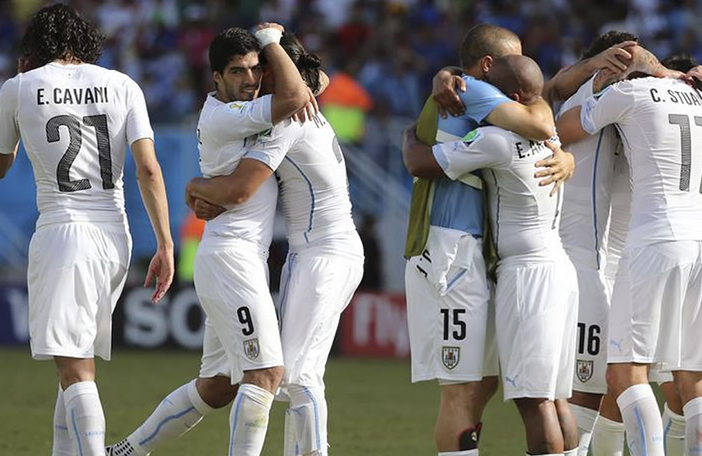 Los jugadores uruguayos celebran la victoria ante Italia. Foto: EFE