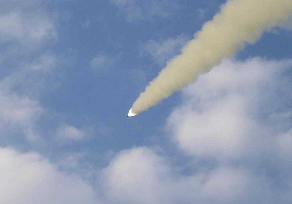 Fotografía cedida por Rodong Sinmun de una prueba de lanzamiento de un cohete en Corea del Norte en una locación sin identificar. Foto: EFE