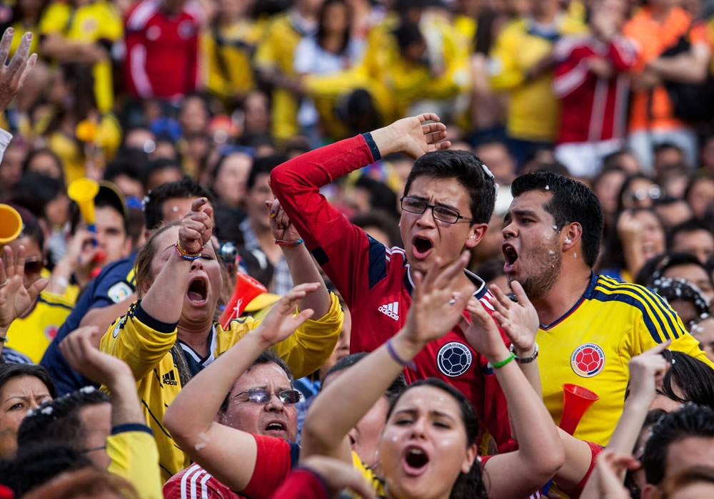 Aficionados colombianos celebran en Bogotá, la victoria sobre Uruguay. Con un 2-0, ganó su cupo a los cuartos de la Copa del Mundo 2014. Foto: EFE