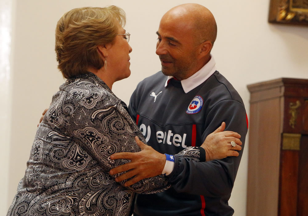 La presidenta chilena, Michelle Bachelet (i), saluda al director técnico de la selección chilena de fútbol, el argentino Jorge Sampaoli (d). Foto: EFE