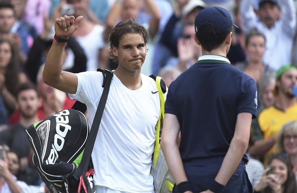 El tenista español Rafael Nadal abandona el campo tras ser derrotado. Foto: EFE