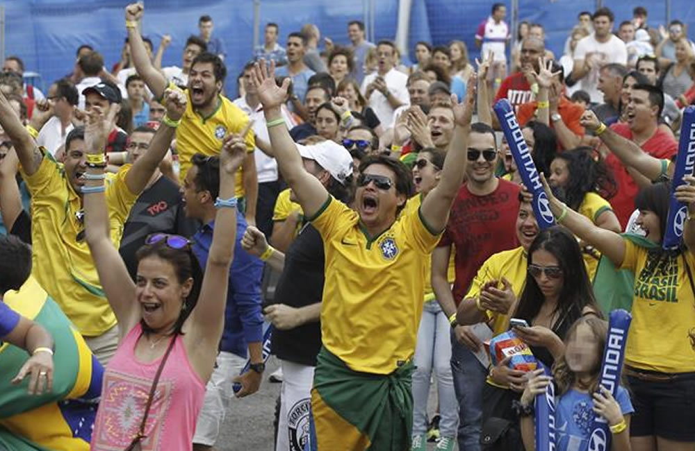 Decenas de aficionados brasileños. Foto: EFE