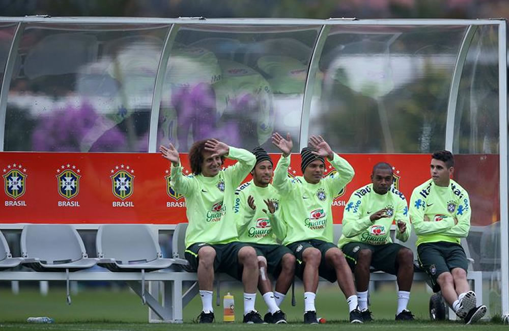 Los jugadores de Brasil David Luiz, Neymar, Thiago Silva, Fernandinho y Oscar. Foto: EFE