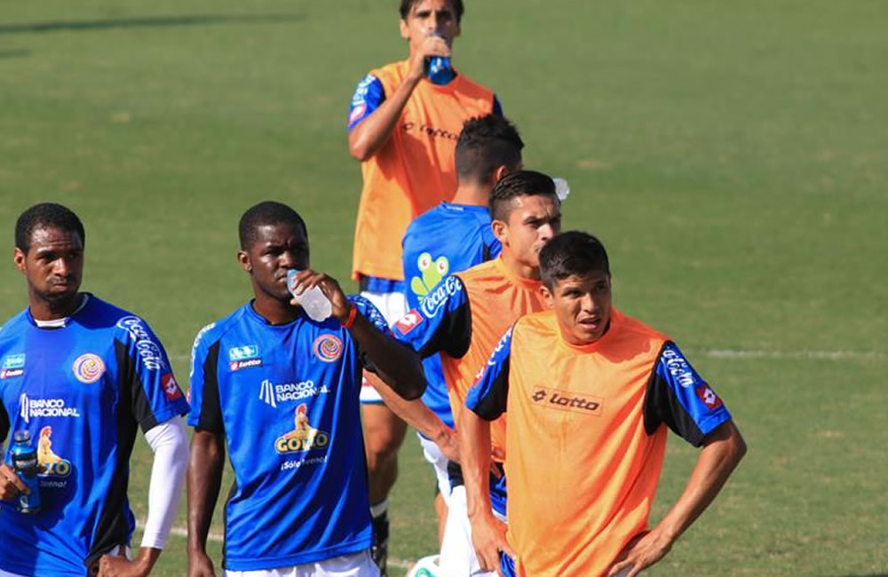 Jugadores costarricenses participan en un entrenamiento. Foto: EFE
