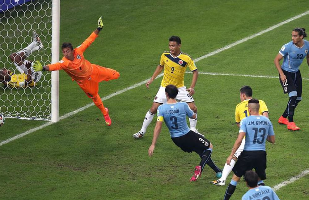 El centrocampista colombiano James Rodríguez (d) lanza marcando gol ante Uruguay. Foto: EFE