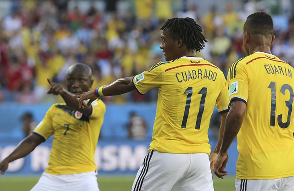 El centrocampista colombiano Juan Cuadrado celebra con sus compañeros Pablo Armero. Foto: EFE