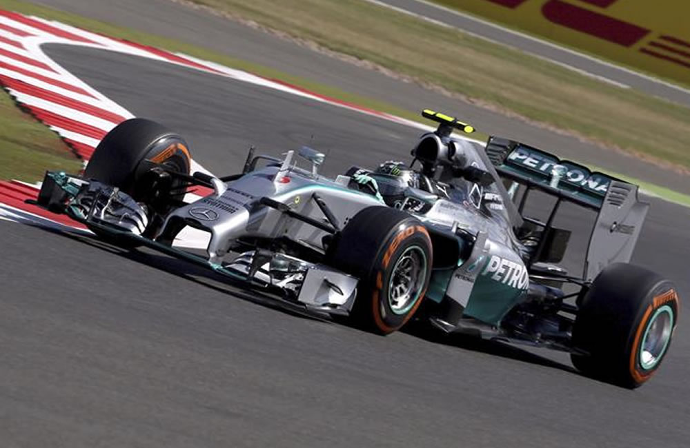 Rosberg y Hamilton, por delante de Alonso en el primer libre de Silverstone. Foto: EFE