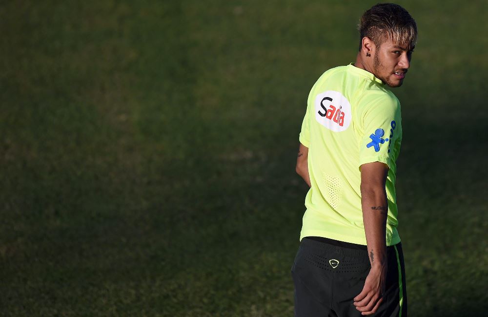 Neymar ya se recuperó de sus dolencias y podrá jugar ante Brasil. Foto: EFE