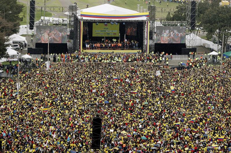 Una multitudinaria bienvenida tuvo la Selección Colombia en Bogotá. Foto: EFE