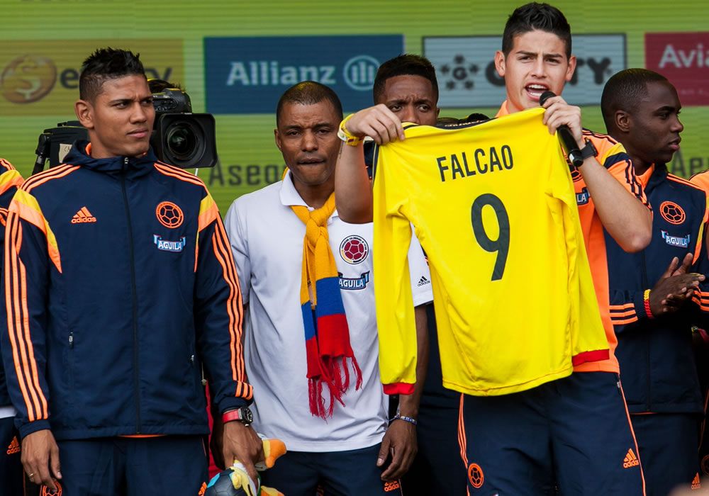 James Rodriguez (d) de la Selección Colombiana de Fútbol, durante el recibimiento realizado al equipo ante miles de personas en el Parque Simón Bolivar Bogotá. Foto: EFE