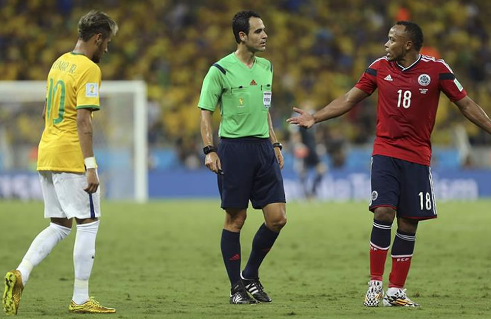 El árbitro español Velasco Carballo (c) ante el delantero brasileño Neymar (i) y el defensa colombiano Juan Zúñiga. Foto: EFE
