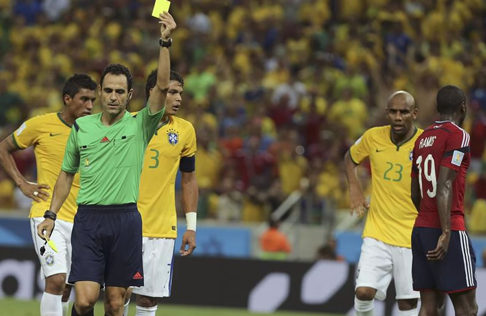 "Bild" dice que la FIFA conminó a los árbitros a evitar tarjetas amarillas. Foto: EFE