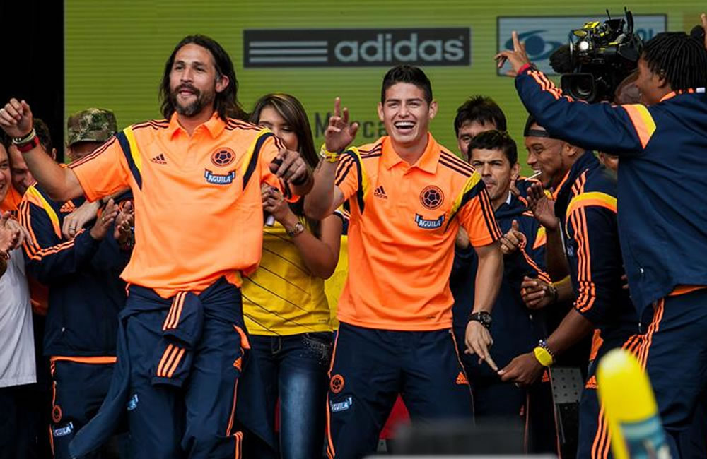 Los jugadores Mario Yepes (i) y James Rodriguez (c) de la Selección Colombiana de Fútbol. Foto: EFE