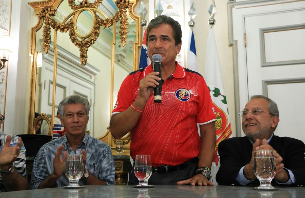 Jorge Luis Pinto recibió la admiración del alcalde de Santos y otras personalidades. Foto: EFE
