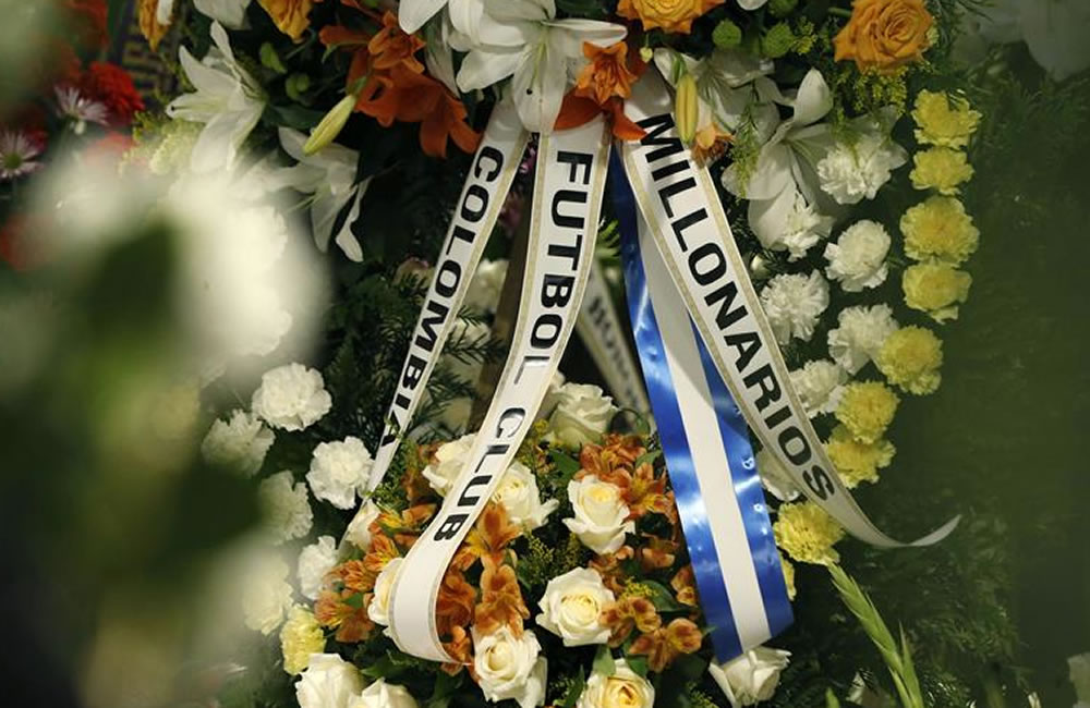 Corona de flores enviada por el Millonarios Fútbol Club de Bogotá, equipo donde militó Di Stefano. Foto: EFE