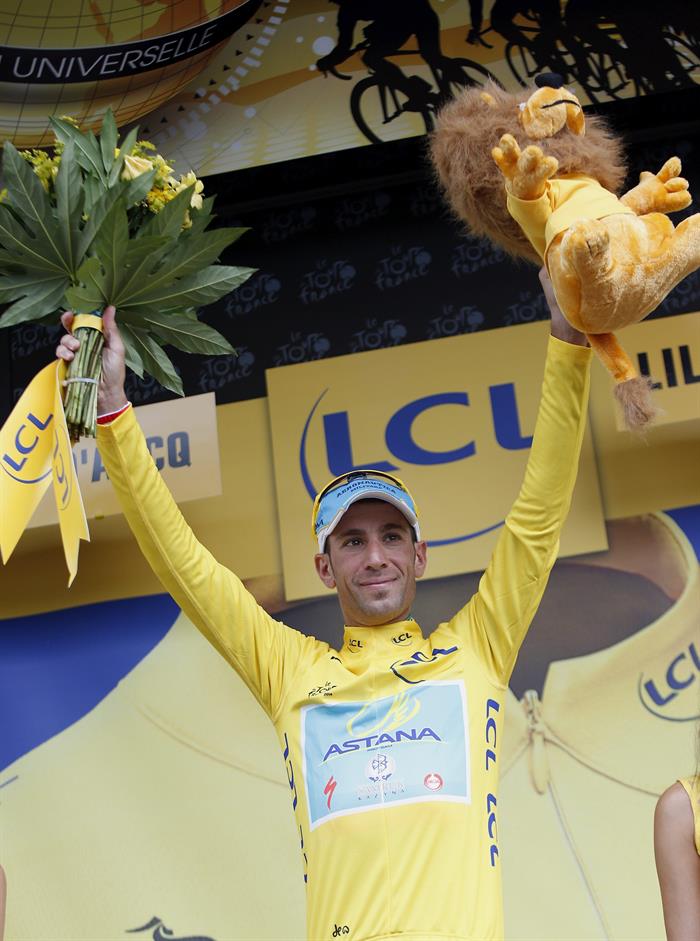 El ciclista italiano del equipo Astana y líder de la competición, Vicenzo Nibali, celebra en el podio su liderazgo. Foto: EFE