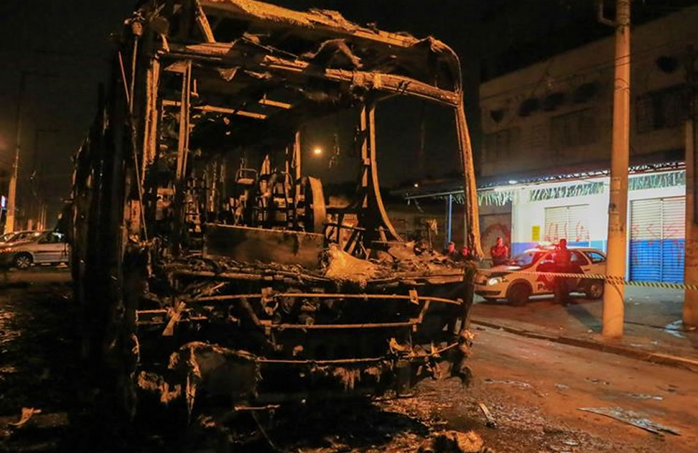 Vista de un autobús quemado por hinchas inconformes por el resultado del partido. Foto: EFE