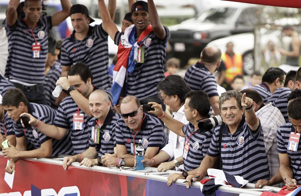 Jorge Luis Pinto encabezó el desfile triunfal por las calles de San José de Costa Rica. Foto: EFE