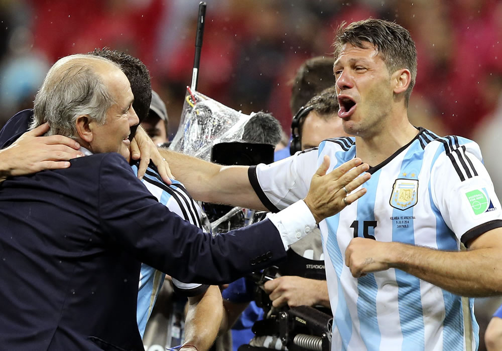 El DT de la selección argentina, Alejandro Sabella, (i) saluda al defensa argentino Martín Demichelis (d) tras vencer a la selección holandesa. Foto: EFE