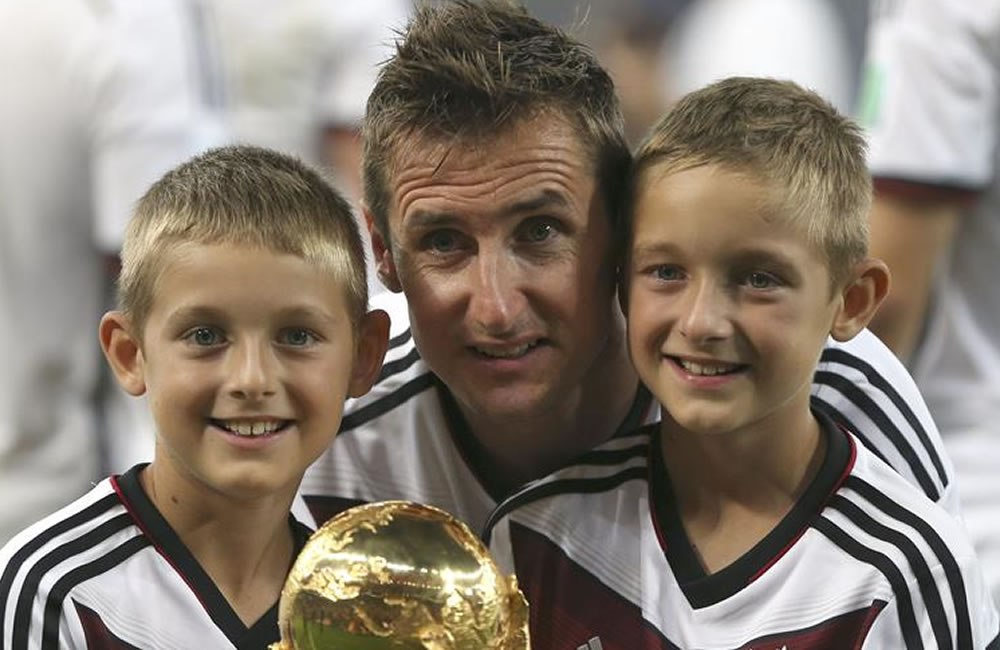 NEIRO (BRASIL), 13/07/2014.- El delantero alemán Miroslav Klose (c) posa con varios niños junto al trofeo. Foto: EFE