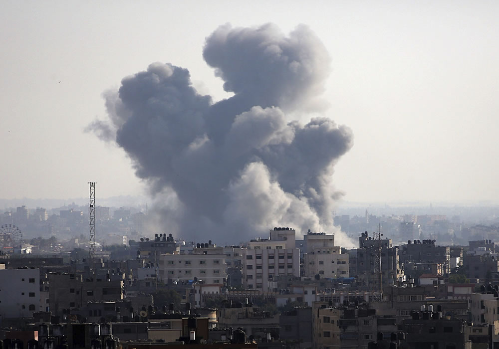 Columna de humo desprendida de un objetivo atacado tras uno de los bombardeos israelíes en la Franja de Gaza. Foto: EFE