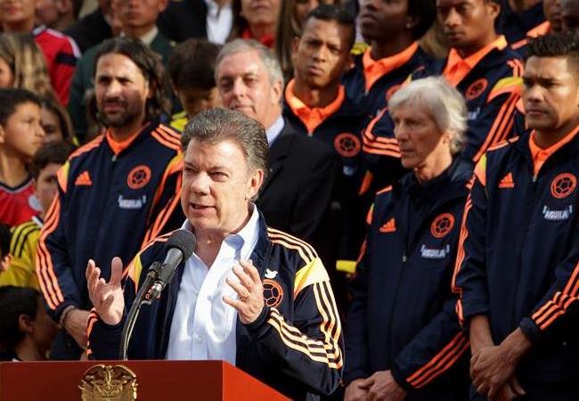 El presidente Juan Manuel Santos no escondió su felicidad por James. Foto: EFE
