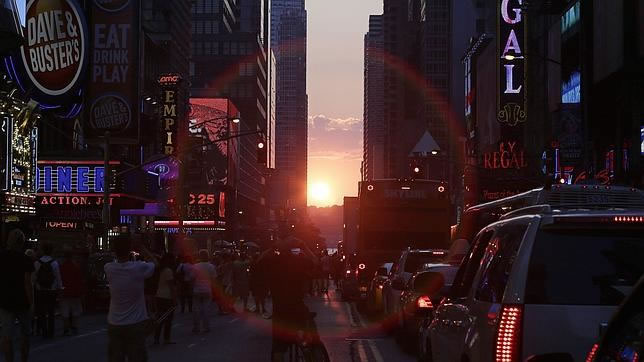 Moonhattanhenge, el sol se alinea con las calles de la ciudad durante el ocaso. Foto: EFE