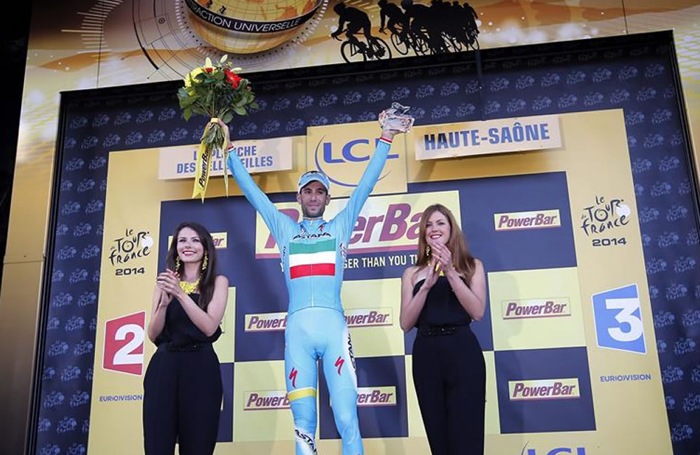 El ciclista italiano del Astana, Vincenzo Nibali, celebra en el podio la victoria conseguida. Foto: EFE