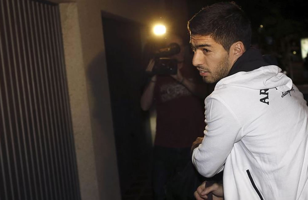 El nuevo jugador del FC Barcelona, el uruguayo Luis Suárez, a su llegada esta. Foto: EFE