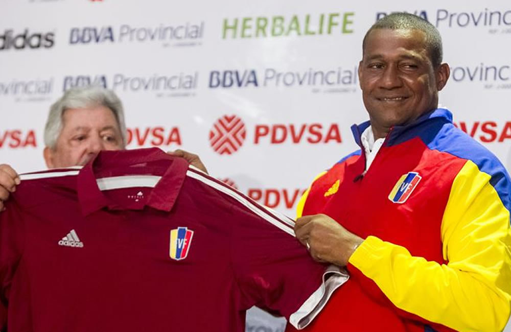 El nuevo seleccionador nacional de Venezuela Noel Sanvicente (d). Foto: EFE
