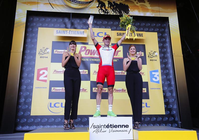 El ciclista noruego Alexander Kristoff (c), del equipo Katusha, celebra su victoria en el podio. Foto: EFE