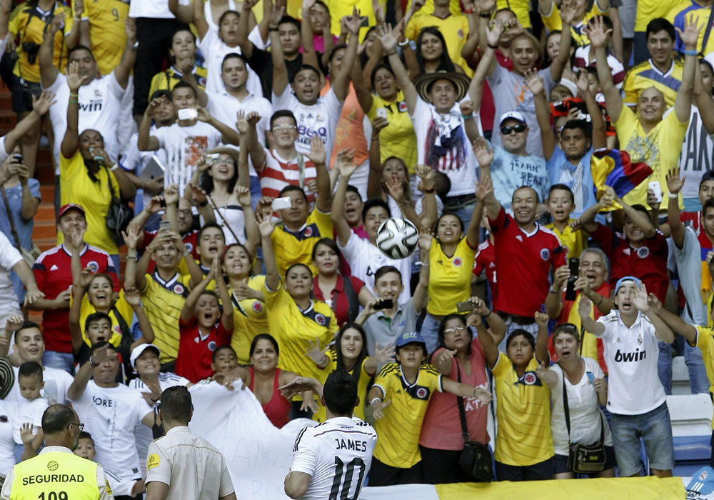 Fiebre amarilla' en el Bernabéu para recibir a James Rodríguez. Foto: EFE