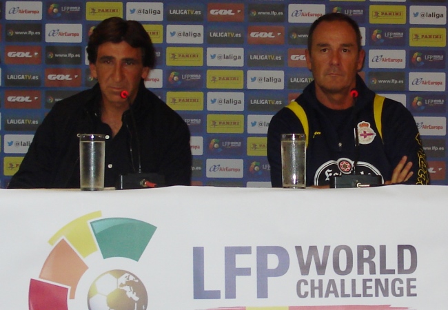 Gustavo Costas, DT de Santa Fe, y Víctor Fernández, entrenador del Deportivo de La Coruña. Foto: Interlatin