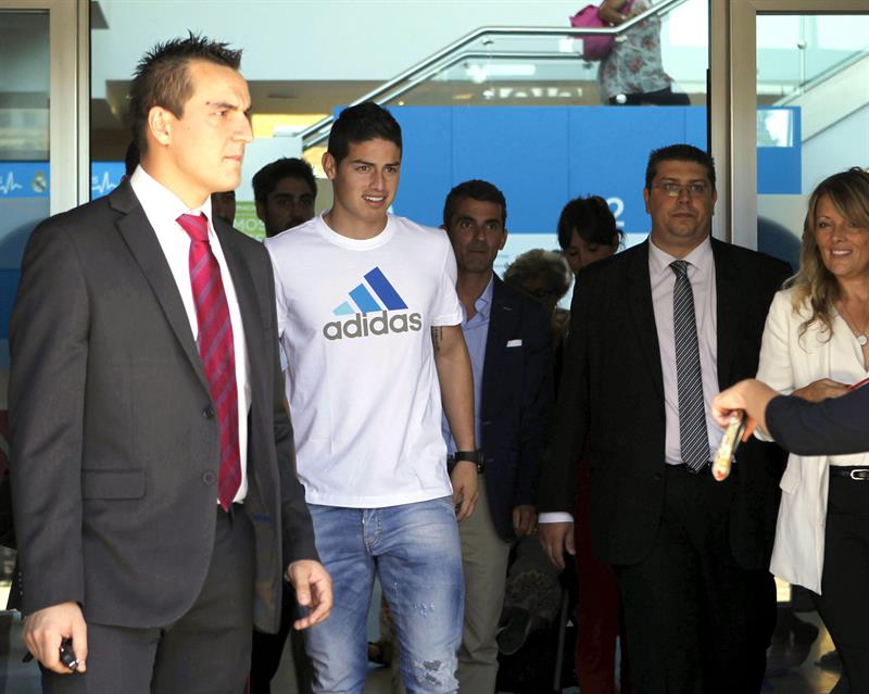 El centrocampista colombiano James Rodríguez durante el reconocimiento médico al que ha sido sometido antes de formalizar su fichaje por el Real Madrid. Foto: EFE
