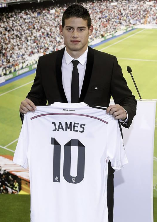 El jugador colombiano James posa con su nueva camiseta del Real Madrid. Foto: EFE