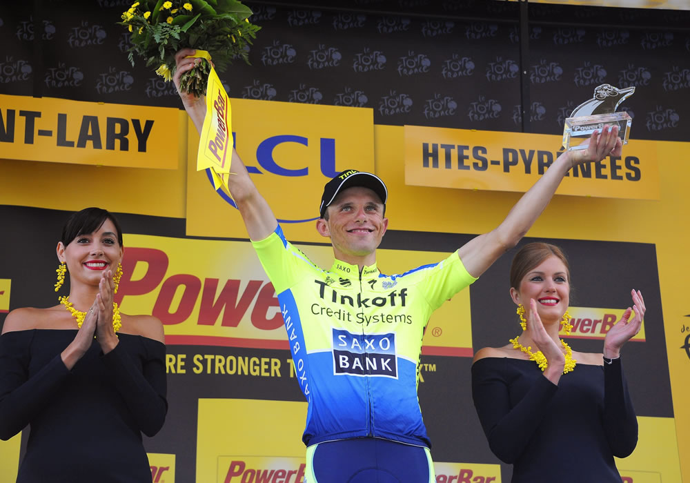 El ciclista polaco del Saxo Tinkoff, Rafal Majka, celebra la victoria conseguida en la decimoséptima etapa del Tour de Francia 2014. Foto: EFE