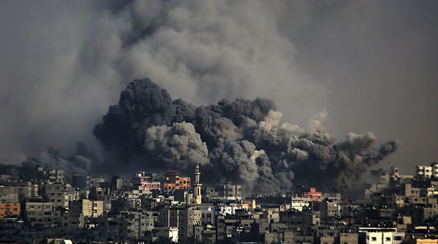 Una columna de humo se eleva sobre el barrio de Al Shejaeiya en la ciudad de Gaza, en la franja de Gaza. (). Foto: EFE