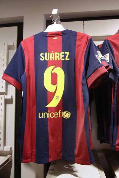 Camiseta oficial del FC Barcelona con el nombre del uruguayo Luis Suárez. Foto: EFE