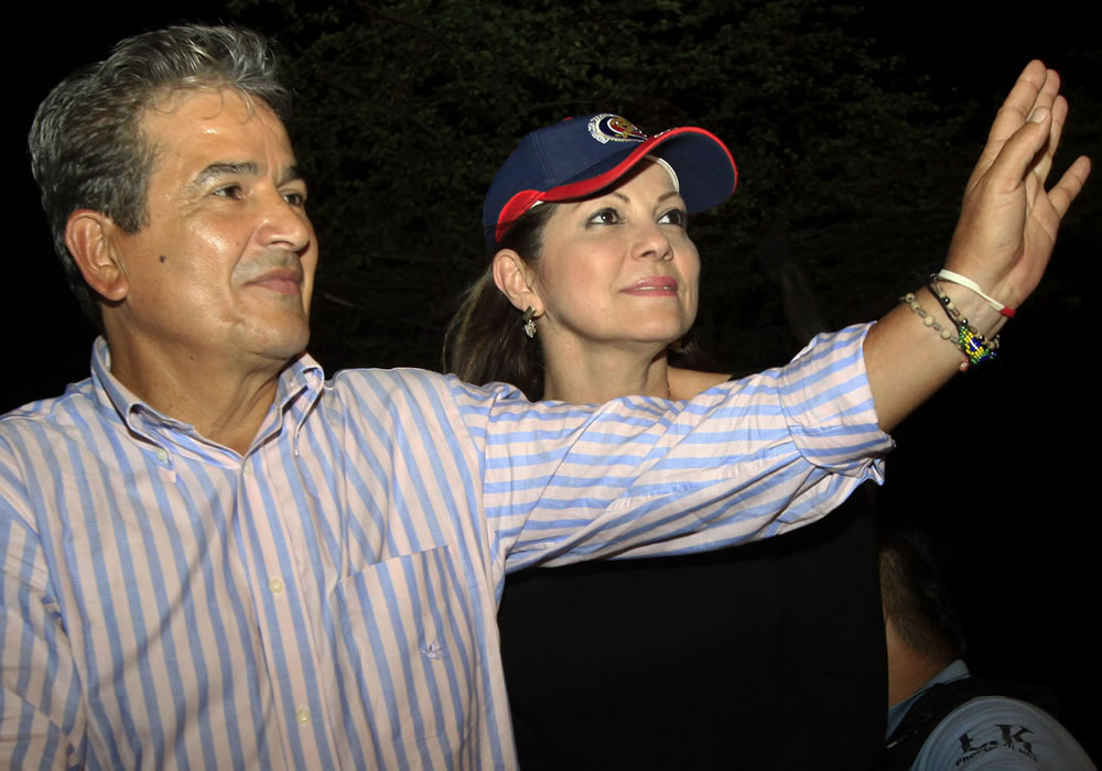 El director técnico colombiano Jorge Luis Pinto (i) acompañado de su esposa, Claudia Uribe. Foto: EFE