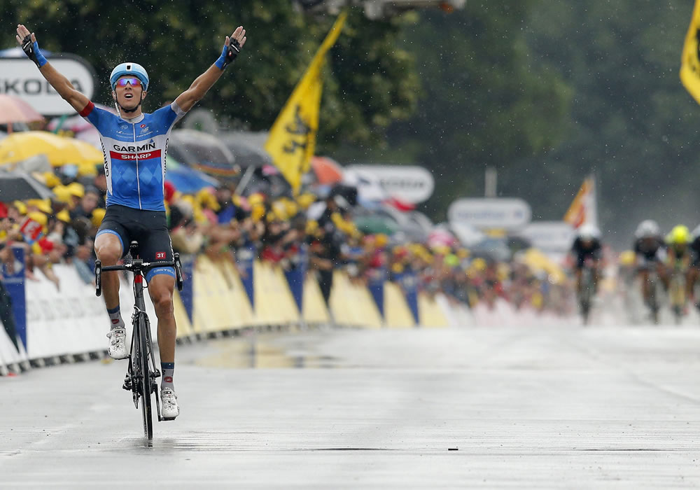 El ciclista lituano del equipo Garmin Sharp, Ramunas Navardauskas, celebra la victoria conseguida en la decimonovena etapa del Tour de Francia. Foto: EFE