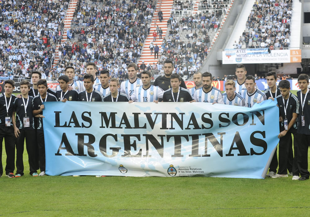 La FIFA multa a la AFA por pancarta 'Las Malvinas son argentinas'. Foto: EFE
