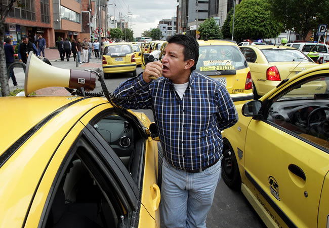 Taxistas protestando en Bogotá. Foto: EFE