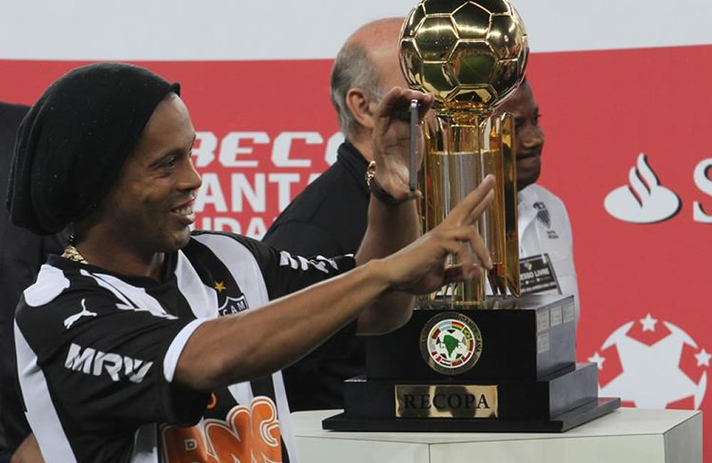 El jugador de Atlético Mineiro Ronaldinho Gaúcho celebra junto al trofeo de la Recopa Sudamericana. Foto: EFE