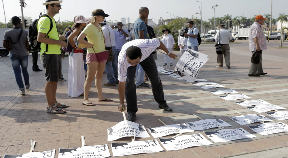 Opositores al gobierno del presidente venezolano, Nicolás Maduro, protestan frente a la torre del Reloj en Cartagena, tras su visita a Colombia. Foto: EFE