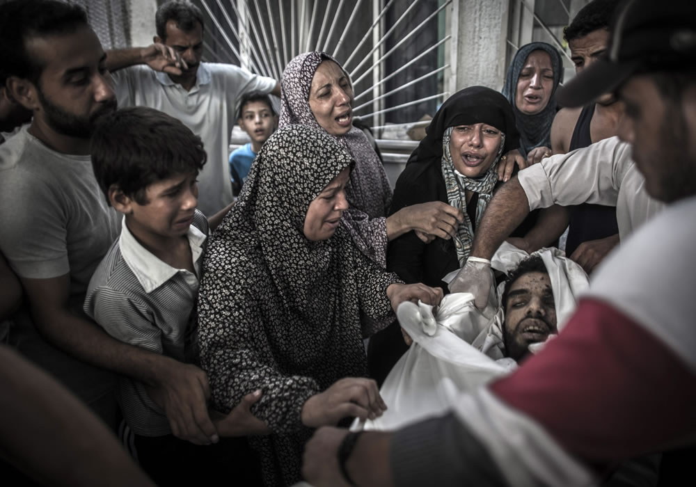 Palestinos lloran la muerte de un familiar en el bombardeo a una escuela de la ONU en el hospital Kamal Adwan de Beit Lahia, en el norte de la franja de Gaza. Foto: EFE
