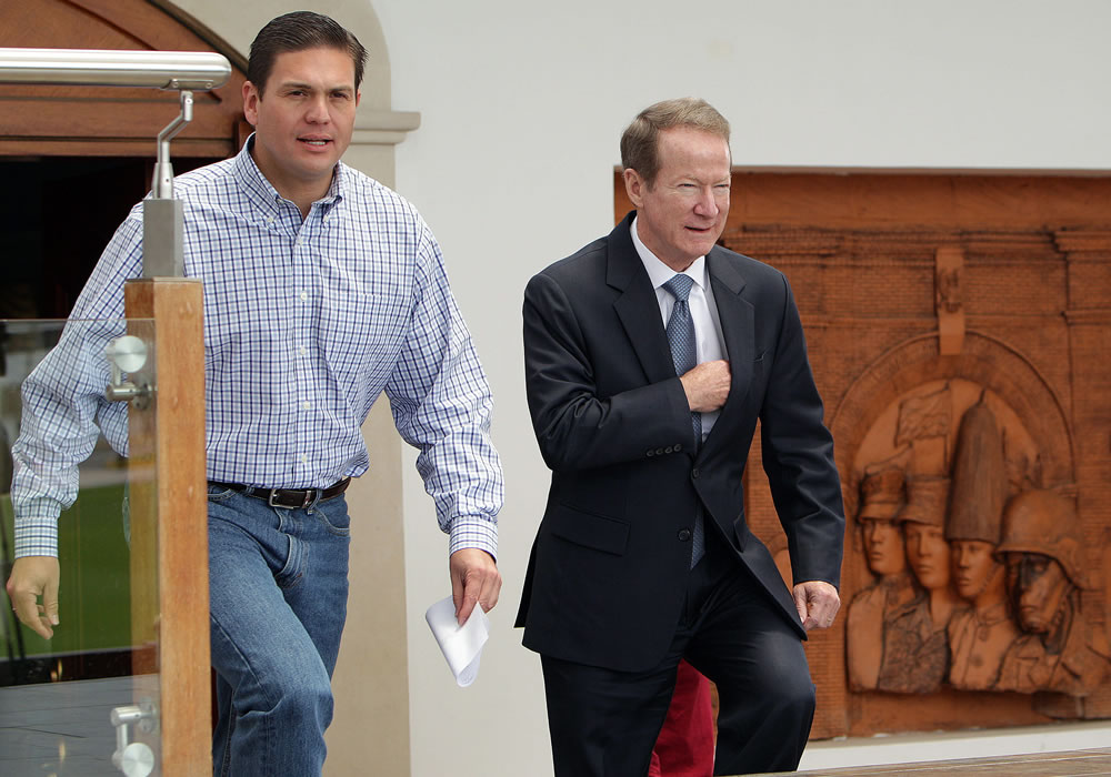 El ministro de defensa de Colombia Juan Carlos Pinzón (i) camina junto al subsecretario estadounidense de Estado para Antinarcóticos y Seguridad William Brownfield. Foto: EFE