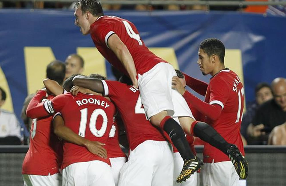El jugador del Manchester United FC Phil Jones (arriba) celebra la anotación. Foto: EFE