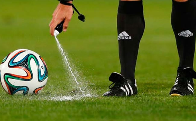 La UEFA aprueba el uso del espray en sus competiciones. Foto: EFE