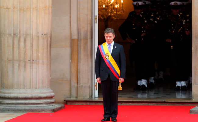 El presidente colombiano, Juan Manuel Santos, durante el reconocimiento de tropas en la ceremonia de investidura. Foto: EFE
